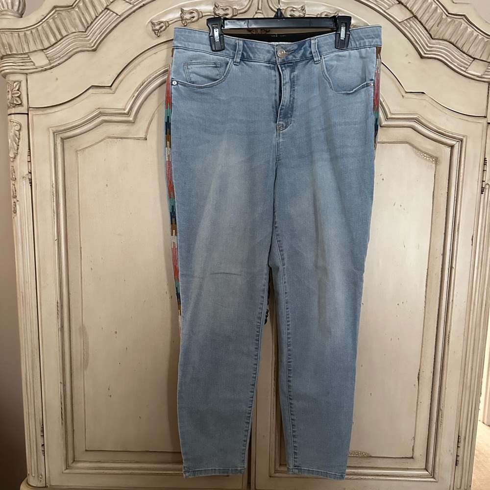 Stretch Denim Light Wash Jeans with Accent Trim
